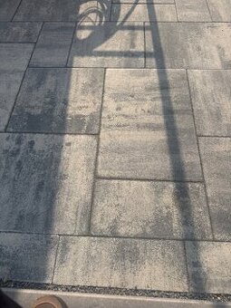 Zostatok zamkovej dlažby