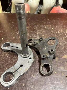 Predám spodný a vrchný okulár JAWA 250/353 350/354 KYVAČKA