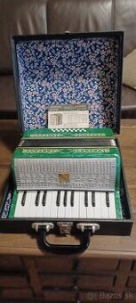 Starý akordeón, harmonika top stav.