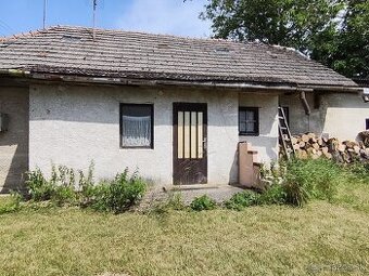 Chalupa vo vidieckom prostredí