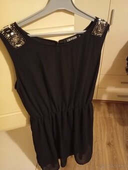 🖤 Čierne elegantné šaty s ozdobnými ramenami – veľ. M