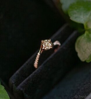 Nádherný zásnubný diamantový prsteň