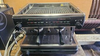 Espresso kávovar a mlynček na kávu