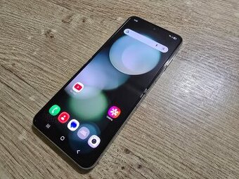 Samsung flip 5 512gb v super stave ma len jemne skrabanceky