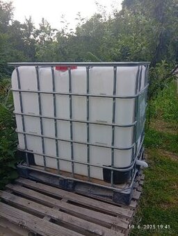 1000 litrová nádoba IBC