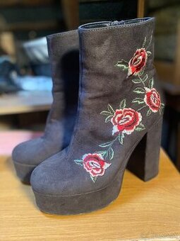 Členkové čižmy s platformou