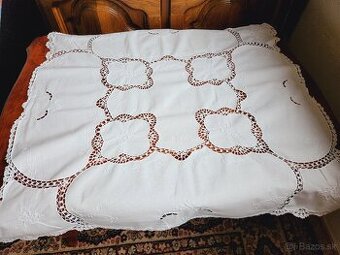 Krásny biely obrus zdobený háčkovanými vsadmi a jemnou bielo