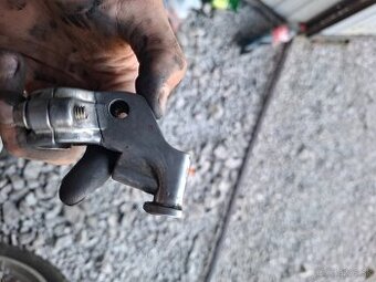 Kúpim držiak  spojkovej páčky na suzuki rmz