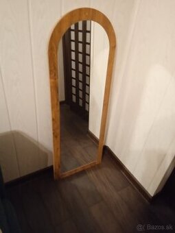 Predám veľké zrkadlo.