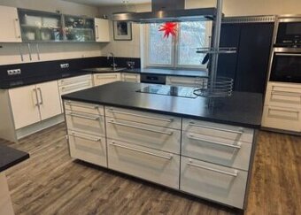 Moderní linka se spotřebiči a ostrůvkem,6182