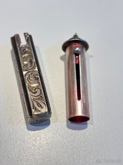 Starožitný gravírovaný strieborný rúž