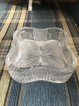 Kryštáľový popolník