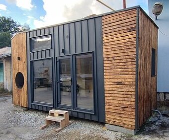 Predávame nový dizajnový Tiny House so saunou na prívese