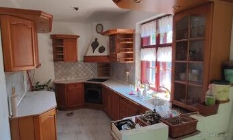 Kuchynská linka z masívu