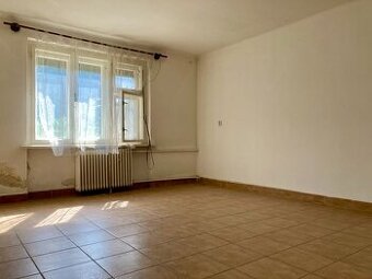 Starší rodinný dom s pozemkom /190m2/, Komárno