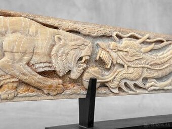 Ručne vyrezávaný Meč z mečúňa na stojane - Tiger a Drak 89cm