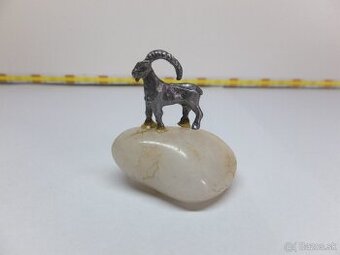Stará vzácná miniatura, kovový kozoroh na leštěném kameni.