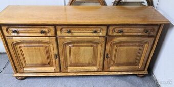 Rustikálna masivná komoda