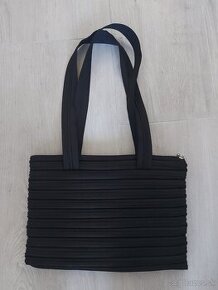 Čierna zipsová kabelka