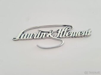 Nápis Laurin Klement , chrom, zlatý, červený, čierny