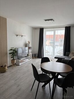 Nadštandartne zariadený 2 izbový byt s klimatizáciou