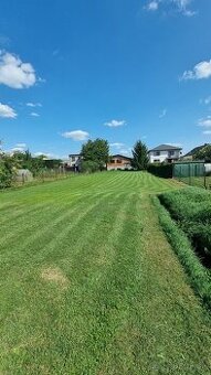 Rovinatý stavebný pozemok v obci  Dvorany nad Ni - 1