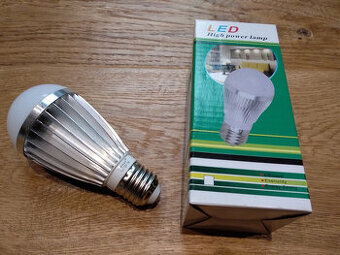 Predám LED žiarovku 7W 15xLED E27 CARSPA TB DC12V
