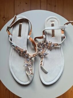 Nízke sandále s aplikáciou