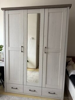 Šatníková skriňa