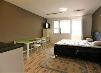 ZREKONŠTRUOVANÝ 1i. APARTMÁN S VEĽKOU LOGGIOU V RUŽINOVE.