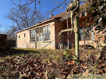Starý sedliacky dom na veľkom pozemku – vhodné na výstavbu
