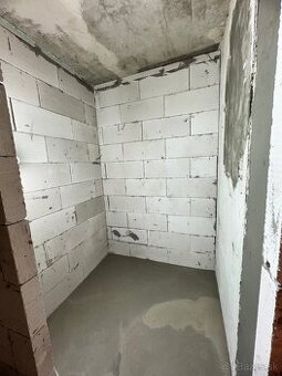 Príjmem pomocníka na stavbu