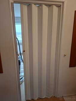 Koženkové zhrňovacie dvere