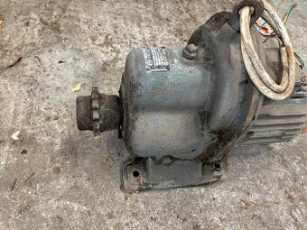 Elektromotor s prevodovkou