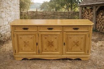 Rustikálna masívna komoda
