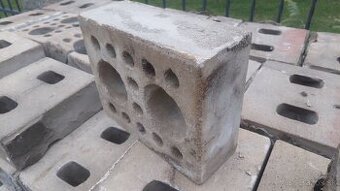 Darujem tehly (dierované) za odvoz