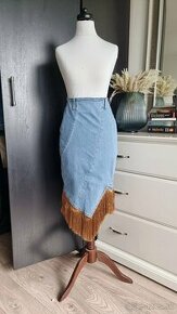Rifľová sukňa so strapcami
