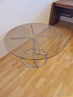 Retro stolík + stojany na fľaše