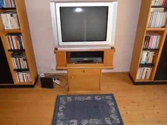 Stolík pod TV a na prehrávače.