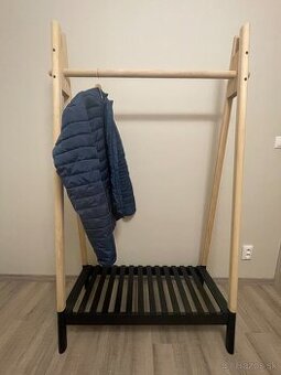 Predám drevený vešiak