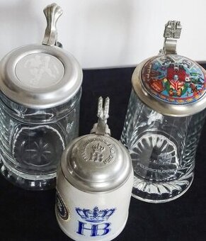 Pivný korbel s cínovým vekom.