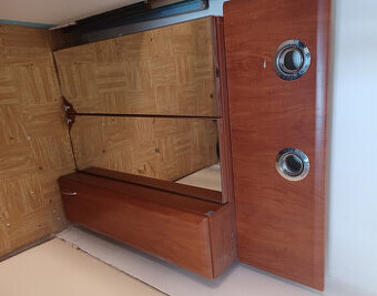 Darujem za odvoz kúpeľňovú skrinku.