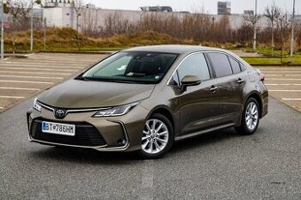 Toyota Corolla 1,5 92kW Sedan (Carplay, aut.klíma, tempomat)