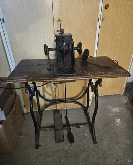 Predám - rôzne - šijace stroje, obrazy, fotoaparáty atď.