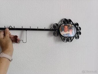 Kovový vešiak na kľúče