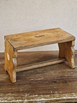 starožitný drevený stolček