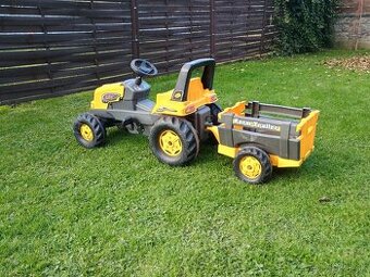 Traktor s vlečkou