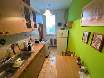 Zavesny stol s dvomi stolickami za odvoz
