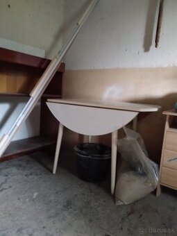 Biely rozkladací okruhly stôl