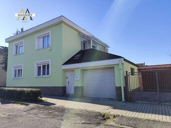 NA PREDAJ, Rodinný dom so zimnou záhradou v Lučenci blízko p